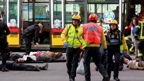 Personal del Samur durante un simulacro de emergencia en Madrid.- EFE