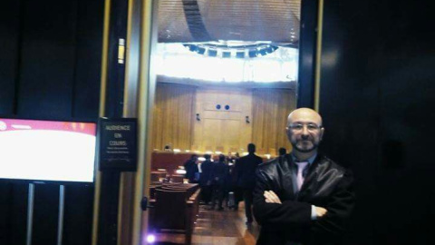 Francisco Luis García Cerrillo, el abogado de Teresa Torres y Emilio Irles, a las puertas de Tribunal de Justicia de la Unión Europea durante la vista de las cláusulas suelo, celebrada el 26 de abril de 2016.