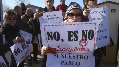 Un grupo de manifestantes recibieron a Susana Díaz entre abucheos y gritos de "no es no". - EFE