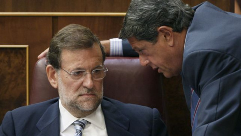 Foto de archivo de Mariano Rajoy y Federico Trillo tomada en 2009 en el Congreso. / EFE