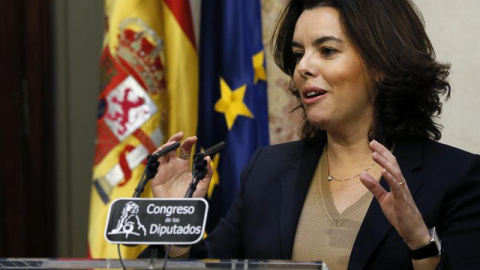 La vicepresidenta del Gobierno, Soraya Sáenz de Santamaría, hace declaraciones en el Congreso tras la celebración del pleno. EFE/Fernando Alvarado