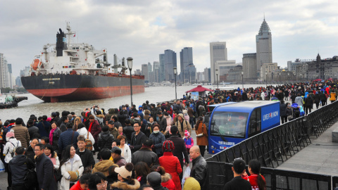 Multitud de ciudadanos chinos abarrotan la zona del Bund en Shangai/REUTERS