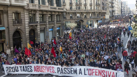 Más de 4.000 estudiantes de las universidades catalanas, según datos de la Guardia Urbana, se han manifestado por el centro de Barcelona para exigir la reducción en un 30 % de las tasas universitarias, que son las más caras de España, y equ