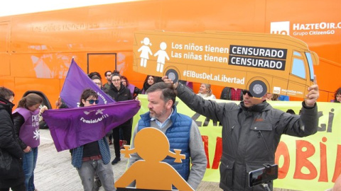 El representante de Hazte Oír, Ignacio Arsuaga, rodeado de manifestantes. - EUROPA PRESS