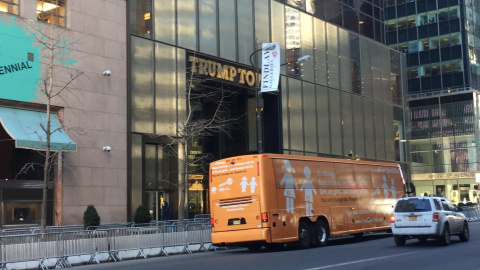 El autobús del odio pasa al lado de la Torre Trump en Nueva York