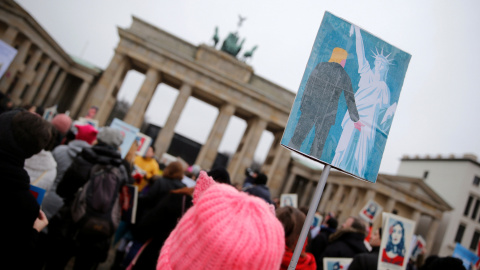 Durante la campaña salieron a la luz declaraciones de Trump en las que alardeaba de acosar sexualmente a las mujeres: "Cuando eres famoso te dejan hacer lo que quieras(...). Agarrarlas por el coño". En la imagen, Trump agarra a la estatua d