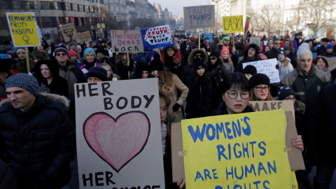 Donald Trump ha jurado su cargo como presidente este 20 de enero ante una oleada de protestas en todo el mundo. En la imagen, la marcha de las mujeres en Praga (República Checa) / REUTERS