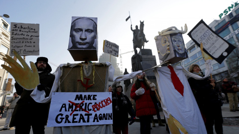 Las protestas contra Trump en Praga han tenido también como protagonista al líder ruso, Vladimir Putin, con el que Trump ha acercado posiciones / REUTERS