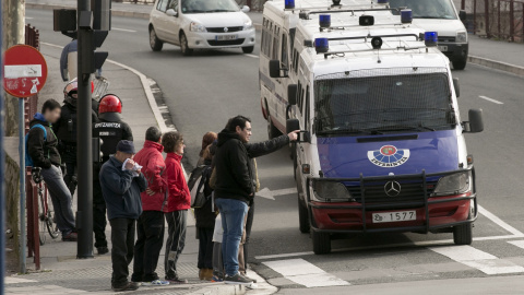 Agentes de la Ertzaintza identifican a una persona tras los incidentes que se han registrado hoy en el campus alavés de la Universidad del País Vasco (UPV/EHU) en Vitoria, en donde ha tenido lugar una jornada de lucha contra la Lomce convoc