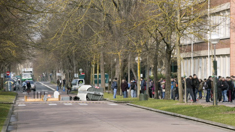 Grupos de estudiantes han cortado el tráfico durante los incidentes que se han registrado en el campus alavés de la Universidad del País Vasco (UPV/EHU) en Vitoria, en donde ha tenido lugar una jornada de lucha convocada por Ikasle Abertzal