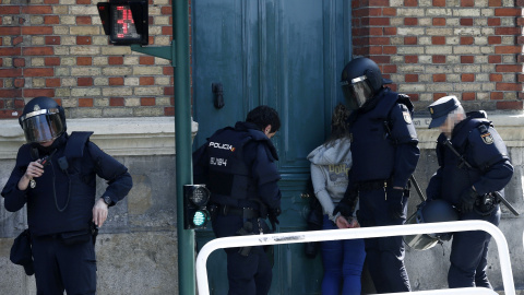 Efectivos de la Policía Nacional detienen a una persona durante los incidentes que se han producido en Pamplona al termino de una manifestación de estudiantes que se ha celebrado en Pamplona en el marco de una jornada de protestas convocada