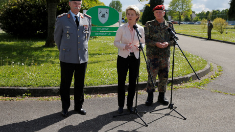 La ministra alemana de Defensa, Ursula von der Leyen, el general alemán Volker Wieker, máximo responsable de las fuerzas armadas germanas, y el inspector del Ejército, el teniente general Joerg Vollmer. - REUTERS