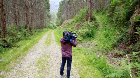 Un cámara de televisión toma imágenes de la zona donde apareció el cuerpo sin vida del niño de once años al que presuntamente mató su padre en este monte del concello coruñés de Oza-Cesuras.EFE/Cabalar