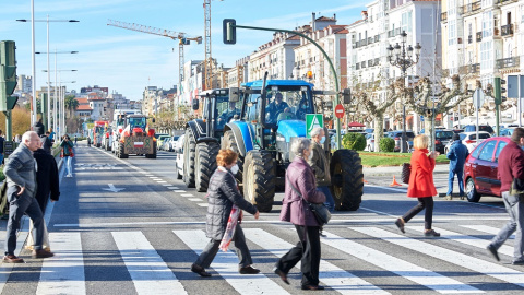 Varios tractores circulan por una carretera como parte de una manifestación de profesionales de la ganadería, a 12 de diciembre de 2021, en Santander, Cantabria (España).