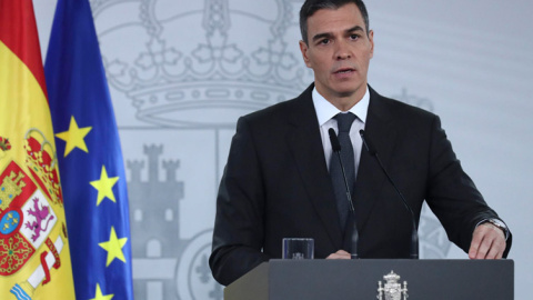 Pedro Sánchez, durante la declaración institucional desde el Palacio de la Moncloa, este sábado.- FERNANDO CALVO (EFE) 