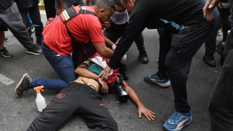 El fotógrafo Pablo Grillo es herido de gravedad durante una manifestación este miércoles, en Buenos Aires (Argentina)