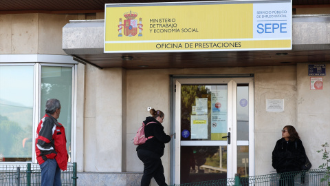 Una mujer pasa a una oficina del SEPE, a 3 de diciembre de 2024, en Madrid.