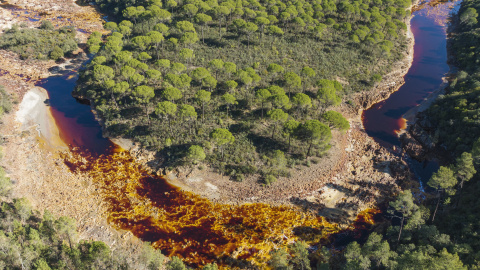 El Río Tinto, en Huelva. Su intenso tono rojizo se debe a la oxidación de minerales de hierro en sus aguas.