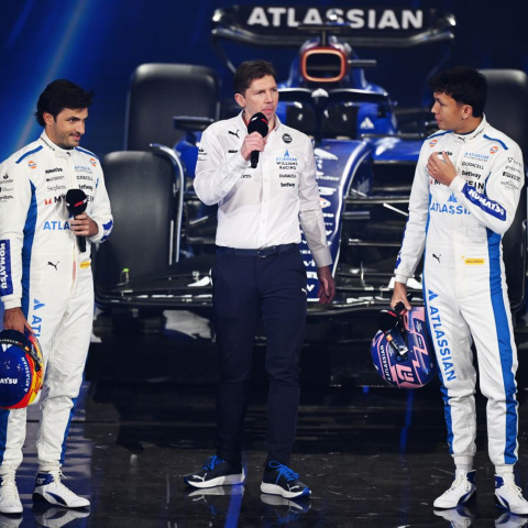 Carlos Sainz y su compañero de equipo, el tailandés Alex Albon, en la gala de presentación del inminente Mundial de Fórmula 1 en el evento F175