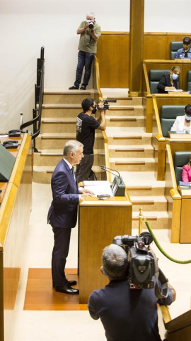 El lehendakari interviene durante el pleno de investidura./David Aguilar /EFE