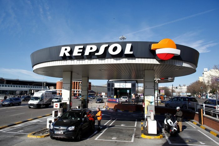 Repsol gana 1.792 millones hasta septiembre, un 36% menos por la bajada de precio de crudo y gas