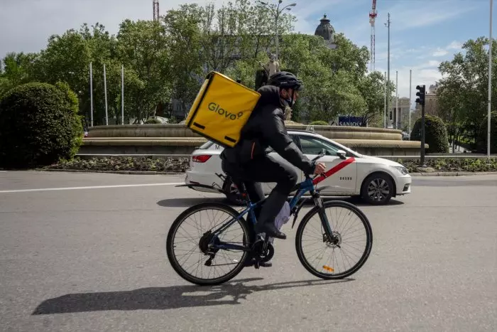 Glovo anuncia que deja atrás el modelo de falsos autónomos un día antes de que su fundador declare ante un juez