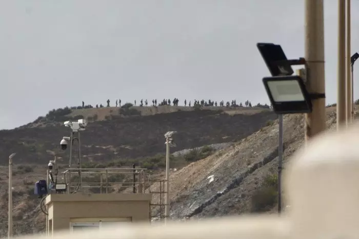 La Guardia Civil cierra la frontera de Ceuta después de que 200 personas migrantes intentaran saltar la valla