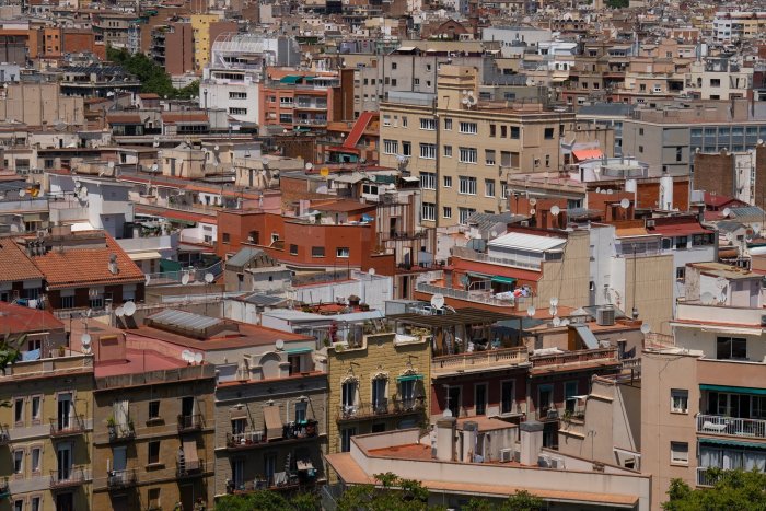 Los alquileres disparados en Barcelona limitan el futuro de los jóvenes: 'No me puedo permitir ser madre o vivir sola'