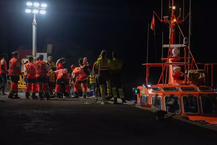 Un cayuco con 62 personas migrantes llega a la isla de El Hierro durante la noche