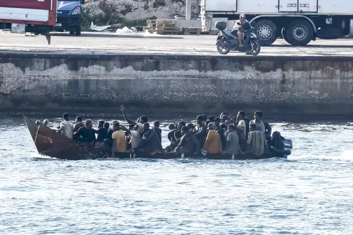 Alrededor de 1.000 migrantes llegan a las costas de la isla italiana de Lampedusa en 24 horas