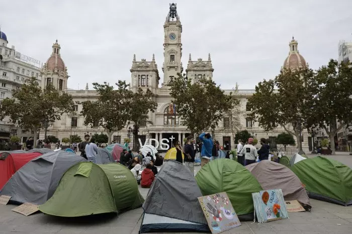 La acampada por la vivienda de València continúa tras su segunda noche