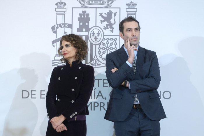 El PSOE y sus socios agotan el plazo para decidir sobre el mantenimiento de los impuestos a banca y energéticas