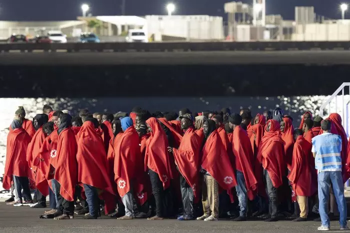 Tres muertos y casi 500 rescatados en otro día de intensa llegada de migrantes a Canarias