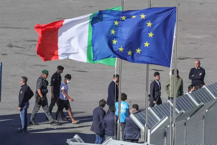 Desembarca en Albania un segundo grupo de migrantes deportados por Italia