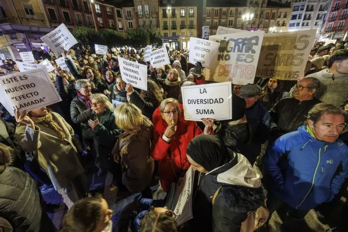 Miles de personas protestan en Burgos contra la eliminación de ayudas para las ONG que asisten a migrantes