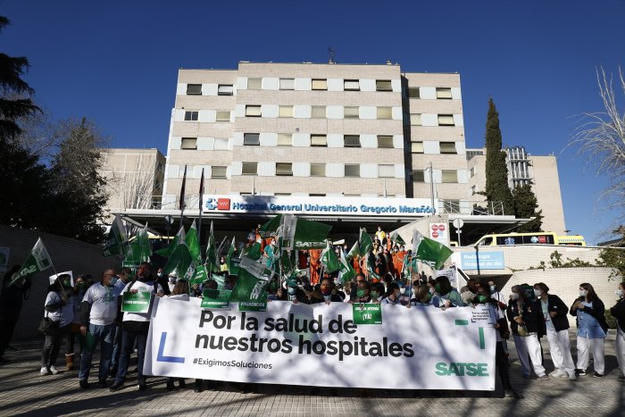 Los celadores del hospital Gregorio Marañón denuncian amenazas por negarse a hacer tareas que no les competen