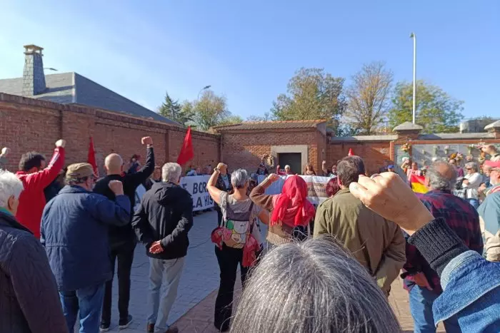 Activistas por la memoria homenajean a los fusilados por el franquismo en Madrid y exigen la restitución del memorial