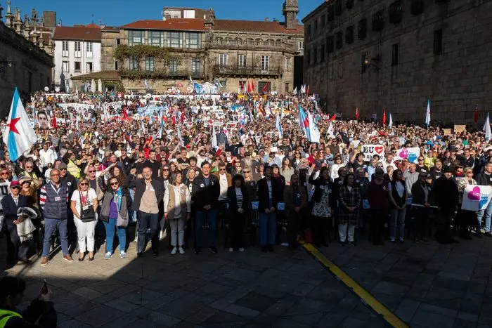 Miles de personas se concentran en Santiago para denunciar la 'emergencia lingüística extrema' que atraviesa el gallego