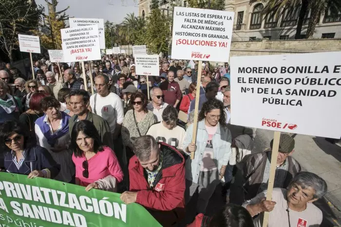 Miles de personas se manifiestan en Andalucía en defensa de la sanidad pública