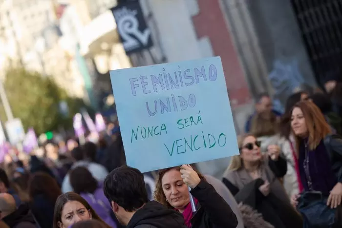 Familias del instituto de Zaragoza en el que da clases un profesor condenado por maltrato protestan para cambiar la ley