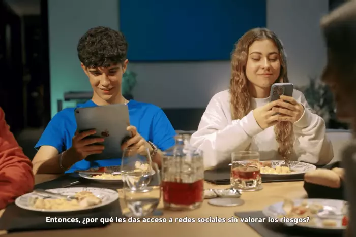 Así es la nueva campaña que avisa sobre la adicción y el peligro de la sobreexposición digital en jóvenes