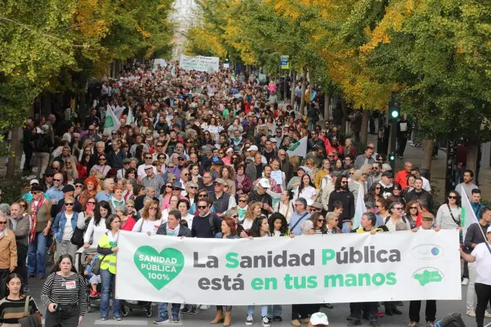 Las mareas plantean al Gobierno andaluz un plan de choque de 19.000 millones para salvar la sanidad pública