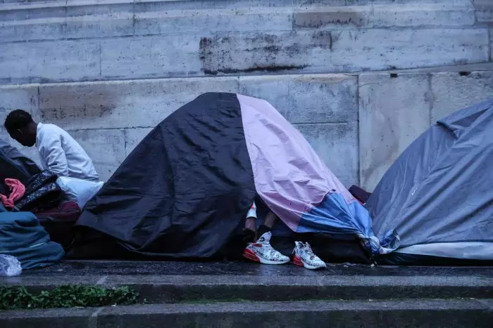 La cruel 'limpieza social' de un campamento de migrantes en París, en imágenes