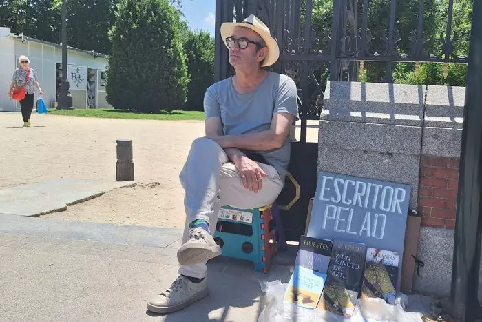 Tres novelas vendidas en cuatro días: Antonio, el escritor sin caseta de la Feria del Libro de Madrid