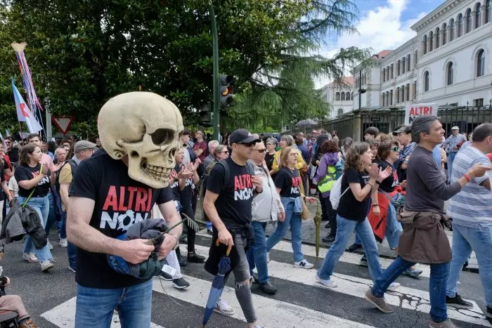 Miles de personas rodean la sede de la Xunta en Santiago al grito de "Altri no"