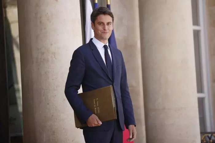 El Gobierno francés dimite en bloque y la izquierda sigue sin acordar un candidato a primer ministro