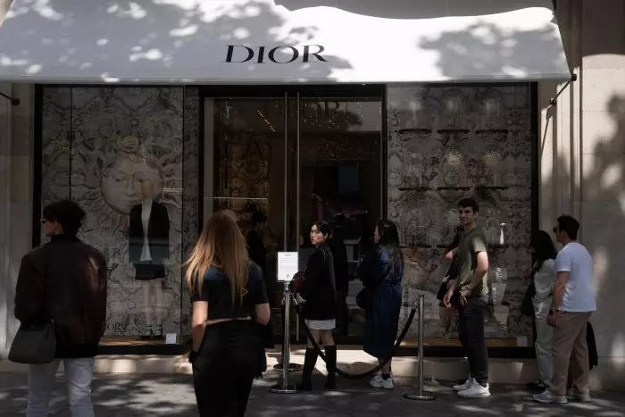 Italia investiga a Armani y Dior por contar con proveedores que explotan a sus trabajadores