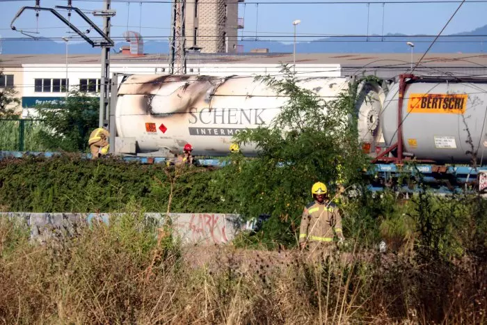 L'incendi d'un tren que transportava gas liquat manté tallada la circulació de trens de l'R11 i l'RG1 entre Girona i Caldes