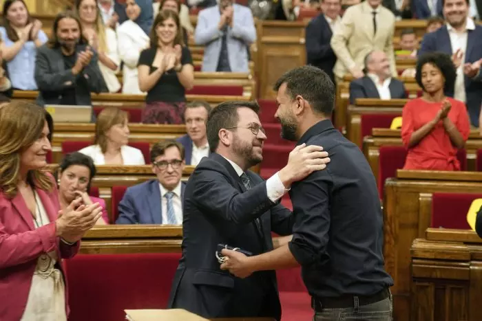 El Parlament catalán cambia el reglamento para que Puigdemont vote a distancia