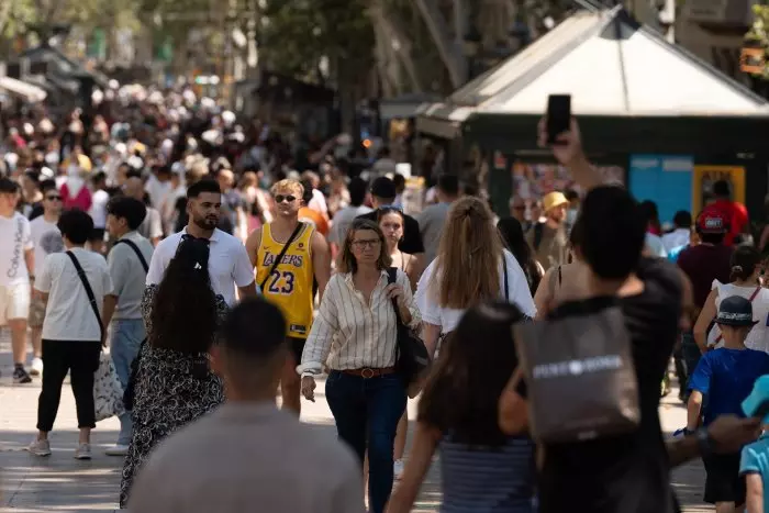 Barcelona aprueba, con los votos en contra de PP y Vox, subir al máximo la tasa turística